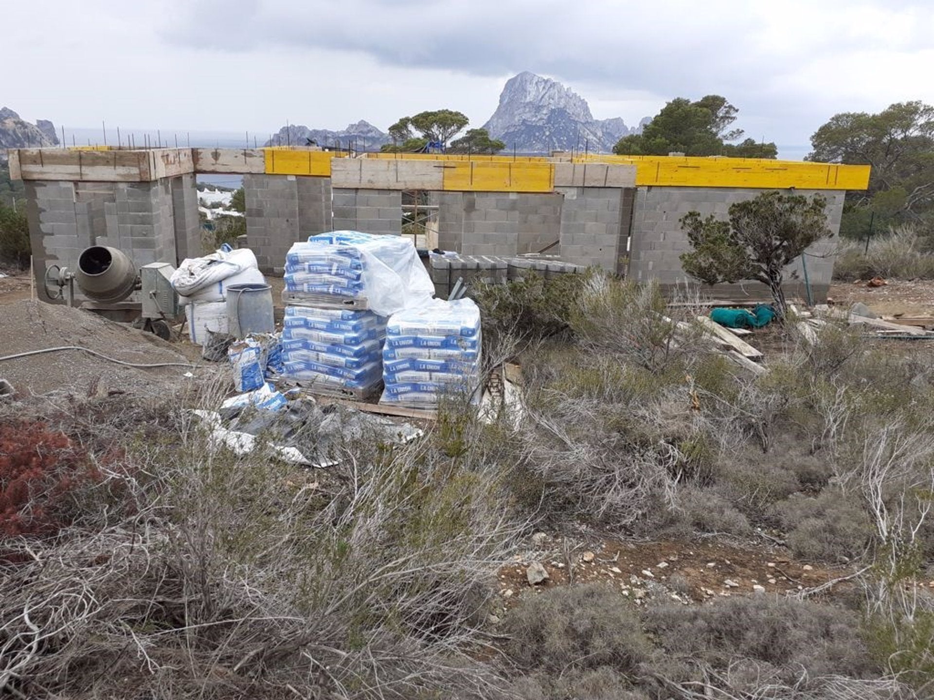 Derriban una casa ilegal que se construía en una finca protegida de Cala d'Hort en Ibiza Derriban una casa ilegal que se construía en una finca protegida de Cala d'Hort en Ibiza
