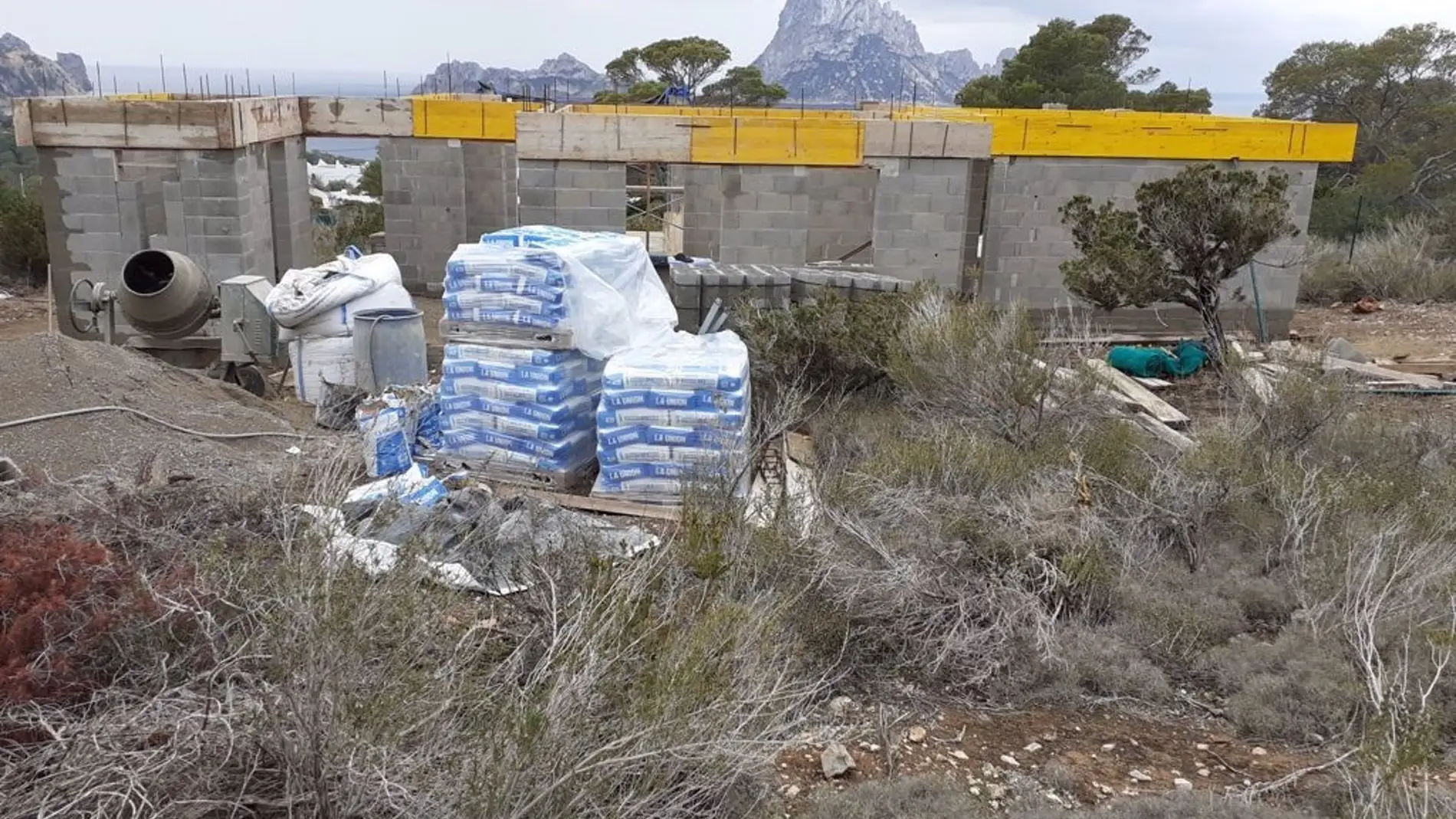 Derriban una casa ilegal que se construía en una finca protegida de Cala d'Hort en Ibiza