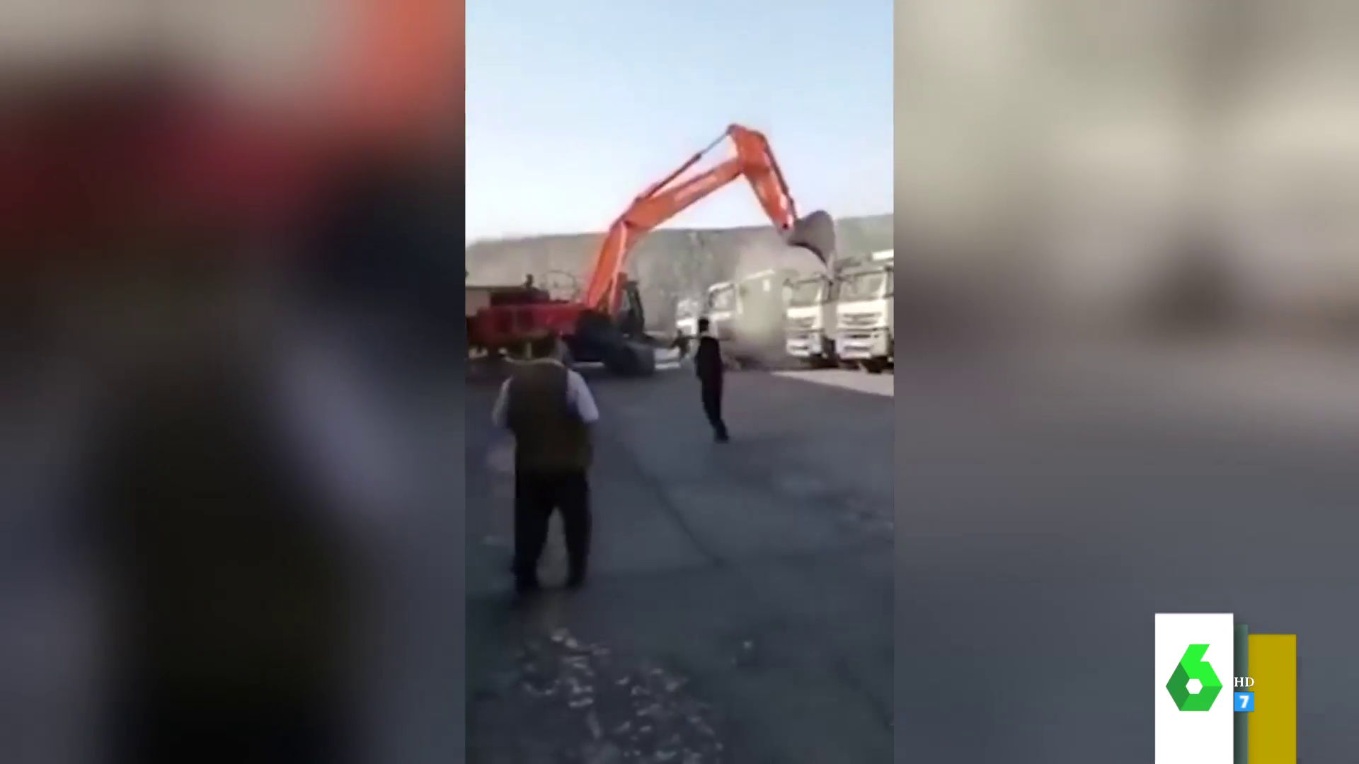 Un trabajador destroza con un excavadora cinco camiones de su empresa por no cobrar su sueldo Un trabajador destroza con un excavadora cinco camiones de su empresa por no cobrar su sueldo