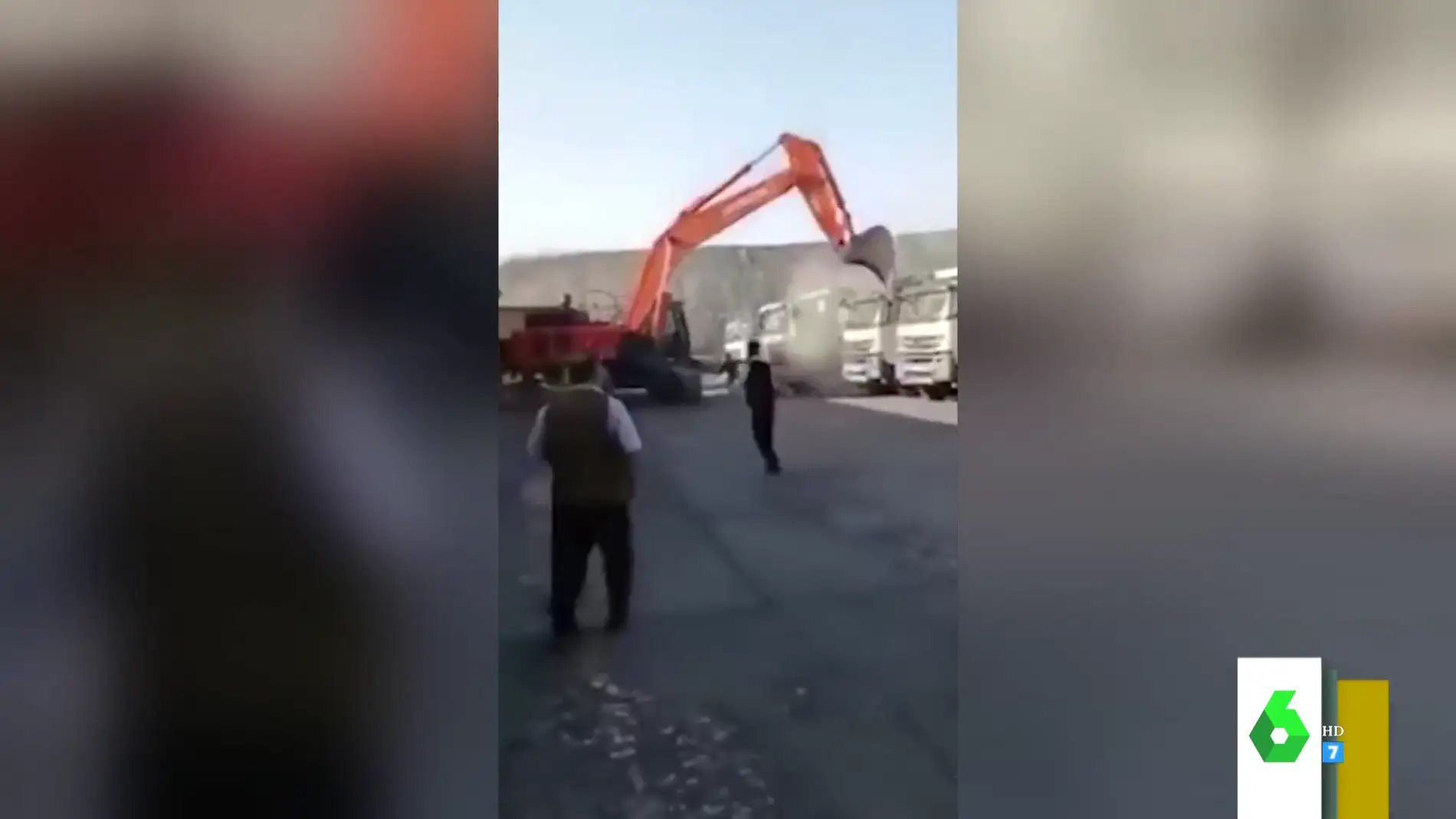 Un trabajador destroza todas las excavadoras de su empresa con una excavadora tras no recibir su salario