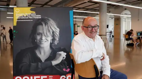 José Luis Rebordinos, director del Festival de San Sebastián, posa ante el cartel de la edición 2021 José Luis Rebordinos, director del Festival de San Sebastián, posa ante el cartel de la edición 2021