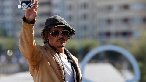 Johnny Depp saluda a los fot&oacute;grafos en el photocall del Festival de San Sebasti&aacute;n 2021