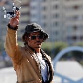 Johnny Depp saluda a los fotógrafos en el photocall del Festival de San Sebastián 2021