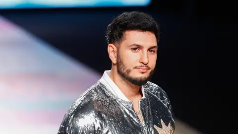 Omar Montes se convierte en modelo de Ágatha Ruiz de la Prada Omar Montes se convierte en modelo de Ágatha Ruiz de la Prada