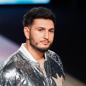 Omar Montes se convierte en modelo de Ágatha Ruiz de la Prada Omar Montes se convierte en modelo de Ágatha Ruiz de la Prada