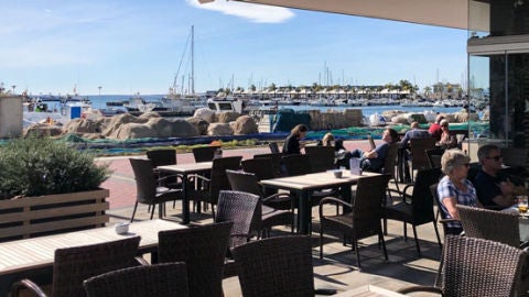 Terraza de un establecimiento de hosteler&iacute;a en Santa Pola. 