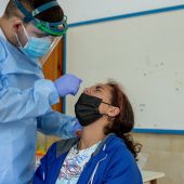 Personal sanitario realiza pruebas de diagnóstico para detectar el coronavirus.