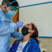 Personal sanitario realiza pruebas de diagnóstico para detectar el coronavirus. Personal sanitario realiza pruebas de diagnóstico para detectar el coronavirus.