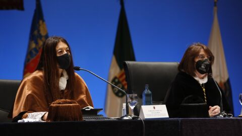 Carolina Pascual y Amparo Navarro en el acto inaugural del nuevo curso de la UA