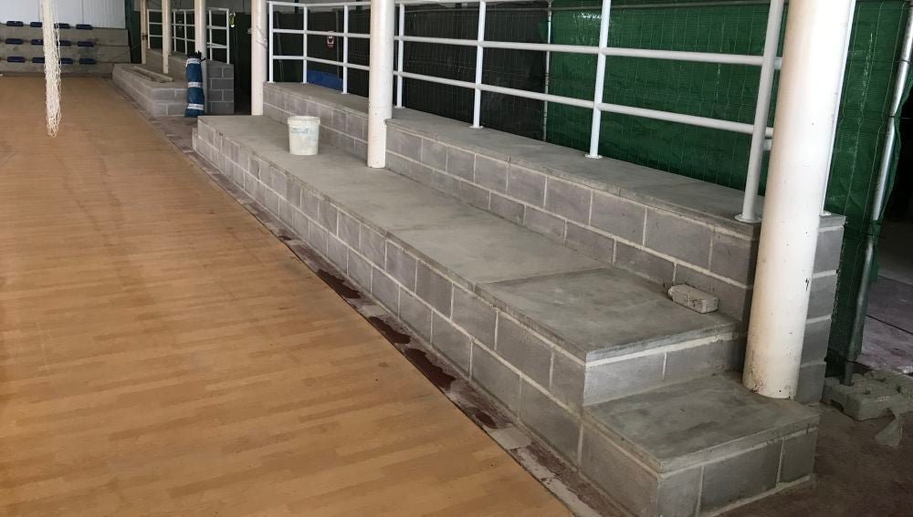 La nueva grada de dos filas de asientos que está ubicada detrás de una de las porterías de Carrús, justo delante de los nuevos vestuarios.