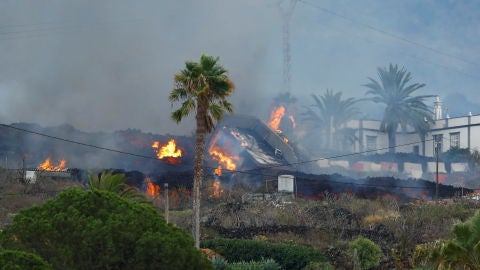 Se quema una casa debido a la lava tras la erupci&oacute;n del volc&aacute;n en el Parque Nacional de Cumbre Vieja