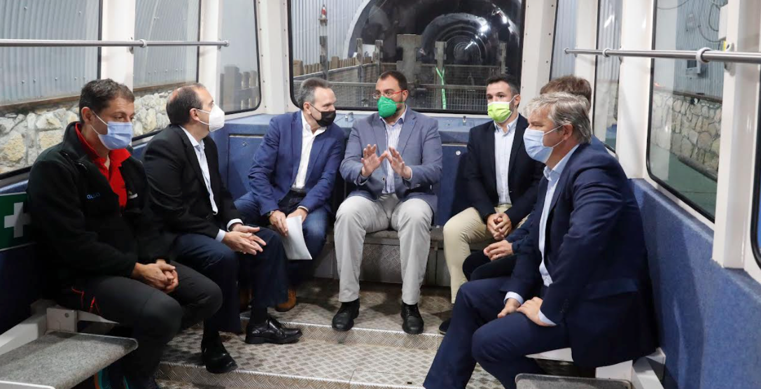 Adrián Barbón: "El funicular de Bulnes era una infraestructura muy necesaria que sigue siendo muy utilizada actualmente" Adrián Barbón: "El funicular de Bulnes era una infraestructura muy necesaria que sigue siendo muy utilizada actualmente"