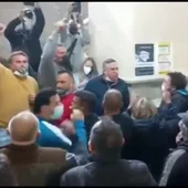 Desalojados los feriantes del Ayuntamiento tras entrar al grito de "queremos trabajar" Desalojados los feriantes del Ayuntamiento tras entrar al grito de "queremos trabajar"