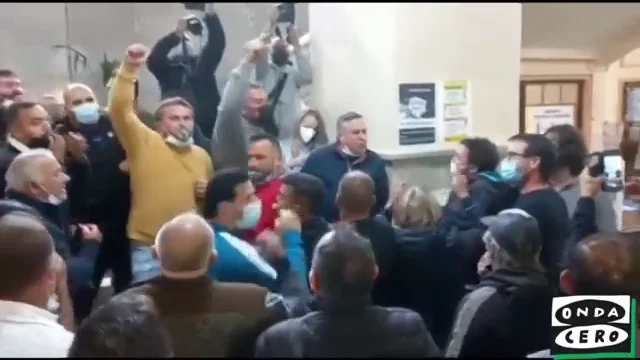 Desalojados los feriantes del Ayuntamiento tras entrar al grito de "queremos trabajar"