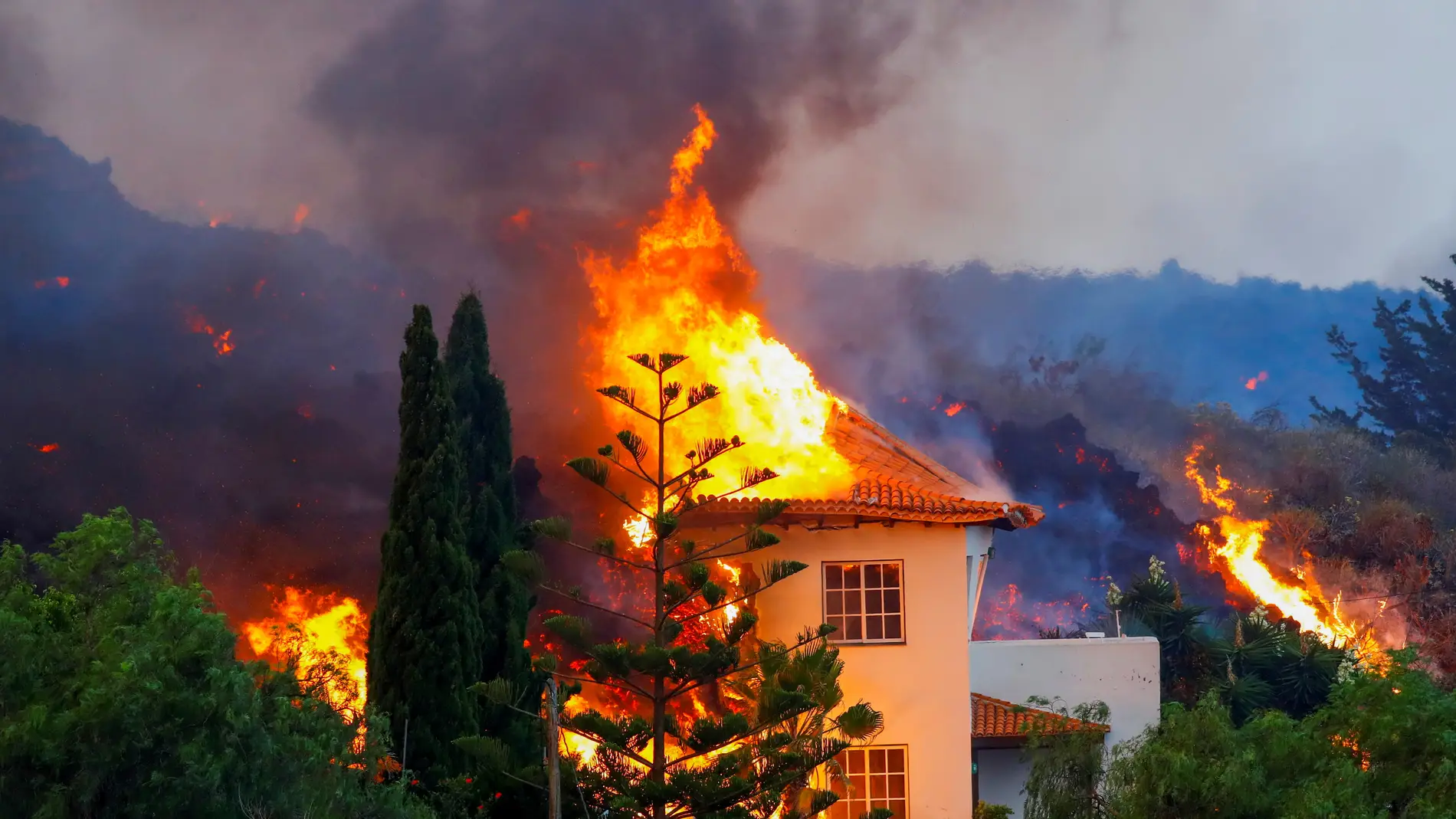 Una casa se quema debido a la lava de la erupción de un volcán en el parque nacional Cumbre Vieja en Los Llanos de Aridane, en la isla canaria de La Palma