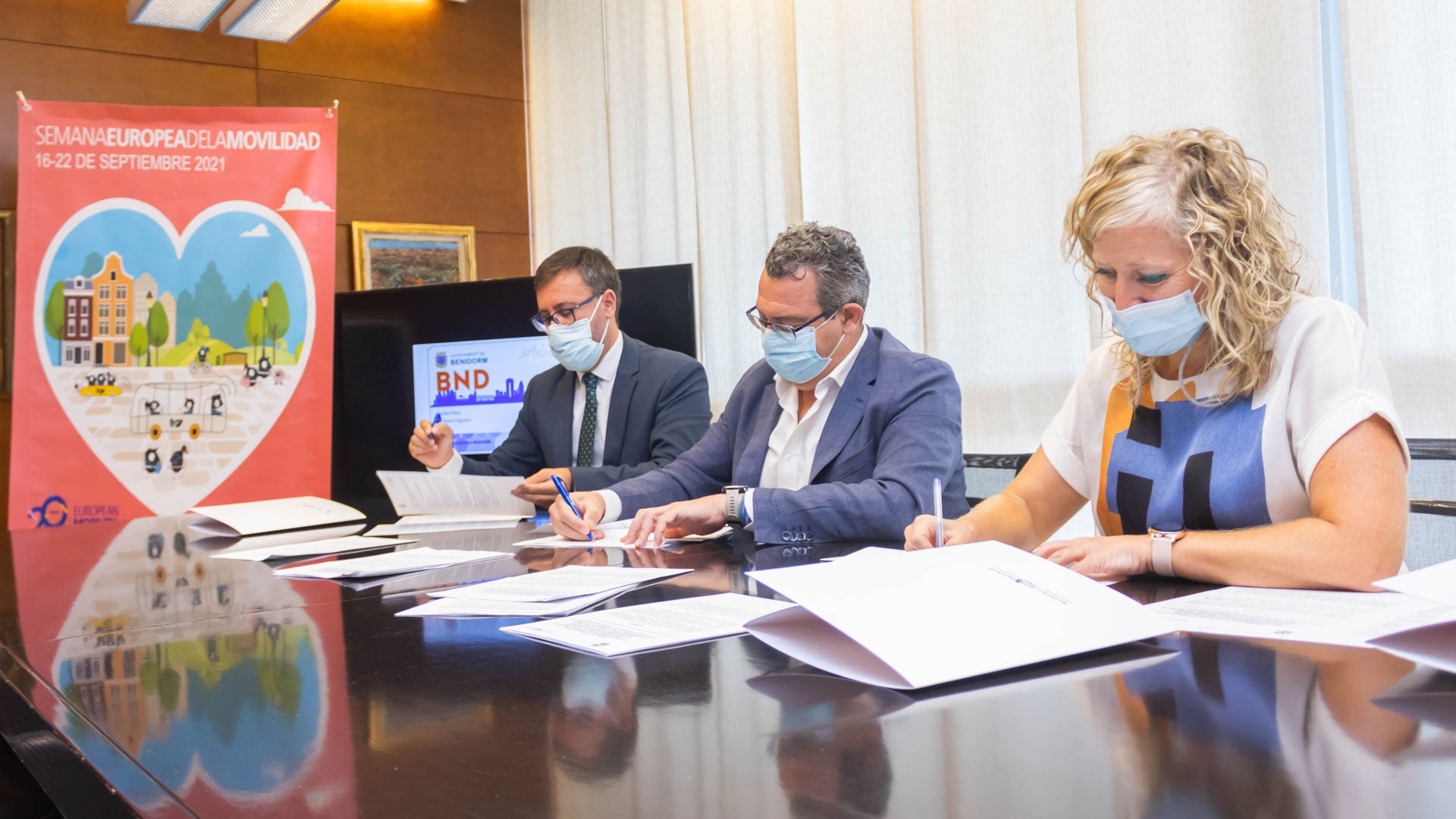 Benidorm repartirá 40.000 tarjetas bono bus cargadas con 10 euros para residentes Benidorm repartirá 40.000 tarjetas bono bus cargadas con 10 euros para residentes