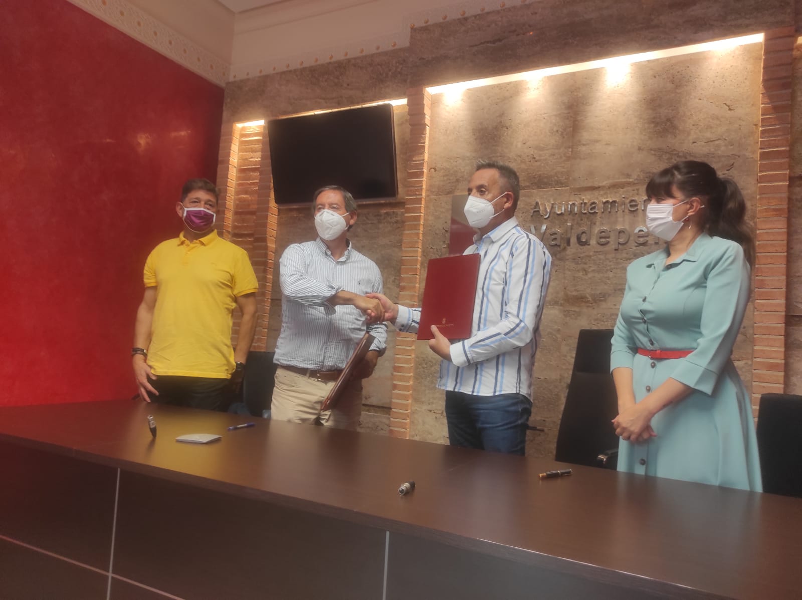 Valdepeñas renueva su convenio con Proyecto Hombre para atender a adictos y familiares Valdepeñas renueva su convenio con Proyecto Hombre para atender a adictos y familiares