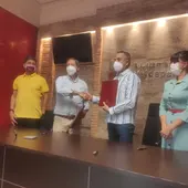 Firma convenio entre el Ayuntamiento de Valdepeñas y Proyecto Hombre CLM Firma convenio entre el Ayuntamiento de Valdepeñas y Proyecto Hombre CLM