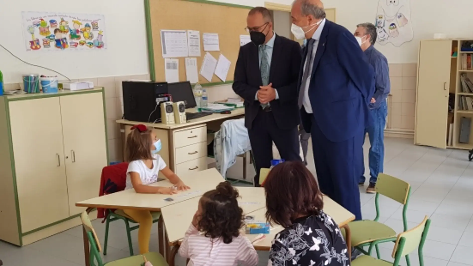 El consejero Faci, acompañado por el presidente de la DPT, Manuel Rando, visitan la escuela de Argente