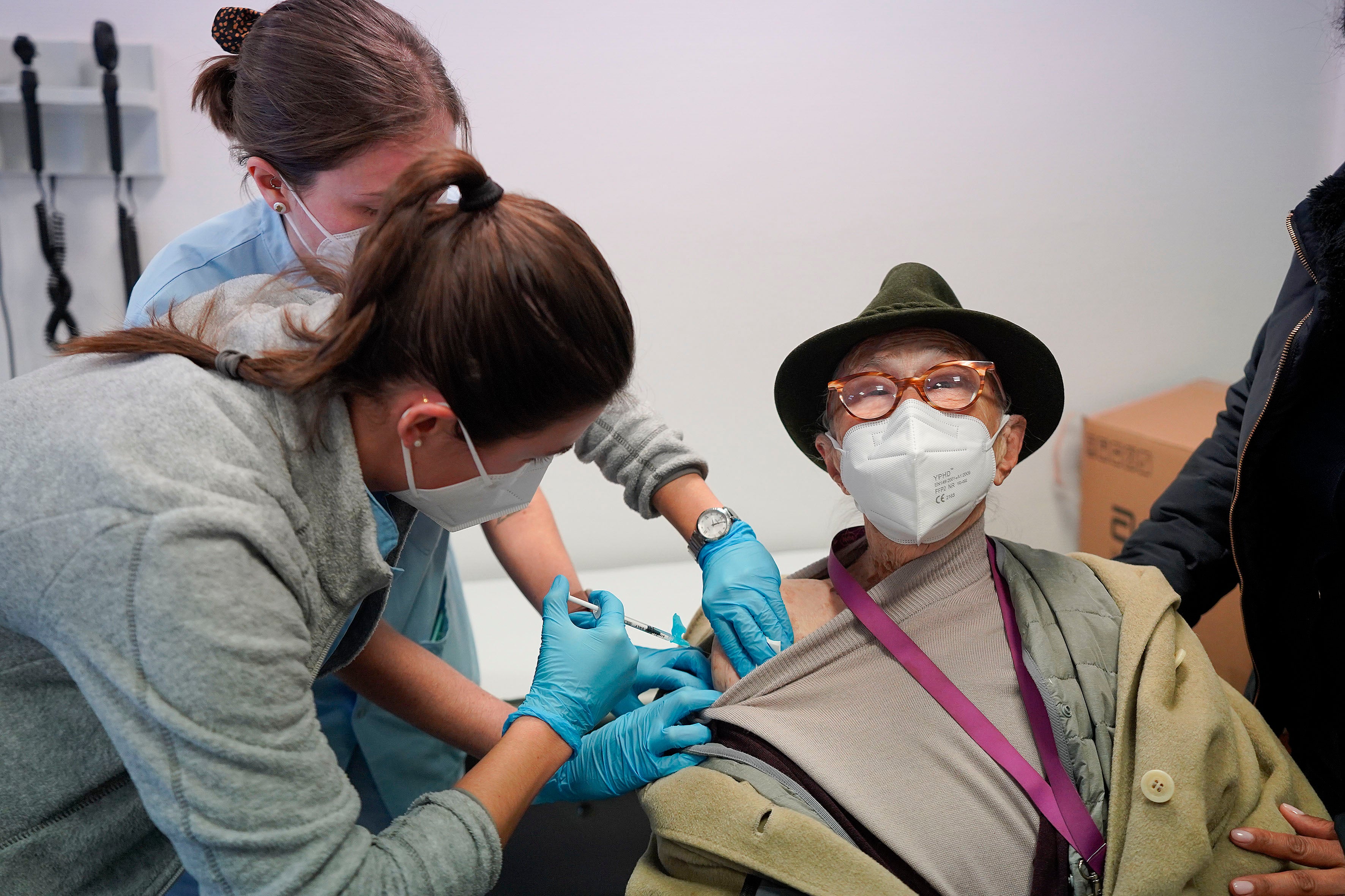 Euskadi comienza a administrar la tercera dosis de la vacuna en las Residencias Euskadi comienza a administrar la tercera dosis de la vacuna en las Residencias