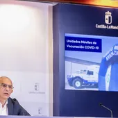 Juan Camacho y una imagen de una unidad móvil de vacunación Juan Camacho y una imagen de una unidad móvil de vacunación