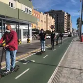 Un grupo de usuarios de VMP en Cádiz Un grupo de usuarios de VMP en Cádiz