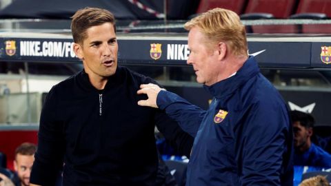 Robert Moreno y Koeman se saludan