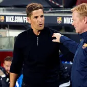 Robert Moreno y Koeman se saludan Robert Moreno y Koeman se saludan