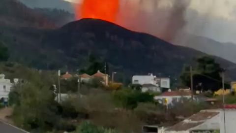 El r&iacute;o de lava podr&iacute;a superar los 15 metros de altura / Gustavo de Dios