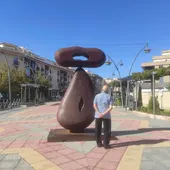 Un peatón contempla una de las esculturas monumentales de Juan Méjica en Valdepeñas Un peatón contempla una de las esculturas monumentales de Juan Méjica en Valdepeñas