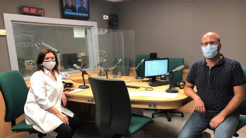 La consellera de presidencia, función pública e igualdad, Mercedes Garrido, visita los estudios de Onda Cero para ser entrevistada por Martí Rodríguez