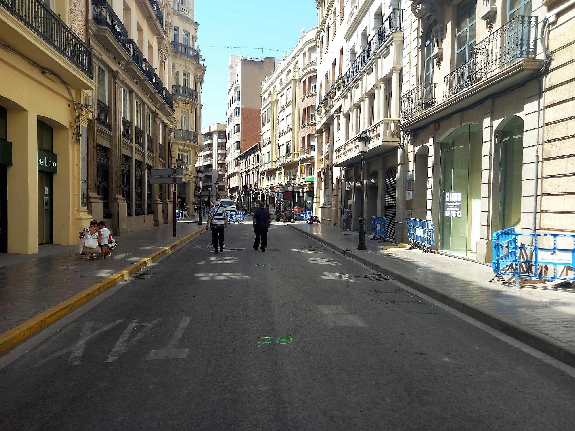 Presentan un millar de firmas para que las bicis transiten por el centro Presentan un millar de firmas para que las bicis transiten por el centro