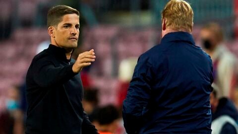 El entrenador del Granada CF Robert Moreno (i) saluda a Ronald Koeman, entrenador del FC Barcelona, tras el partido de la quinta jornada de Liga en Primera Divisi&oacute;n que FC Barcelona y Granada CF disputaron este lunes en el Camp Nou, en Barcelona. 