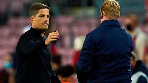 El entrenador del Granada CF Robert Moreno (i) saluda a Ronald Koeman, entrenador del FC Barcelona, tras el partido de la quinta jornada de Liga en Primera División que FC Barcelona y Granada CF disputaron este lunes en el Camp Nou, en Barcelona. El entrenador del Granada CF Robert Moreno (i) saluda a Ronald Koeman, entrenador del FC Barcelona, tras el partido de la quinta jornada de Liga en Primera División que FC Barcelona y Granada CF disputaron este lunes en el Camp Nou, en Barcelona.