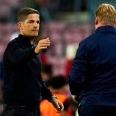 El entrenador del Granada CF Robert Moreno (i) saluda a Ronald Koeman, entrenador del FC Barcelona, tras el partido de la quinta jornada de Liga en Primera División que FC Barcelona y Granada CF disputaron este lunes en el Camp Nou, en Barcelona. 