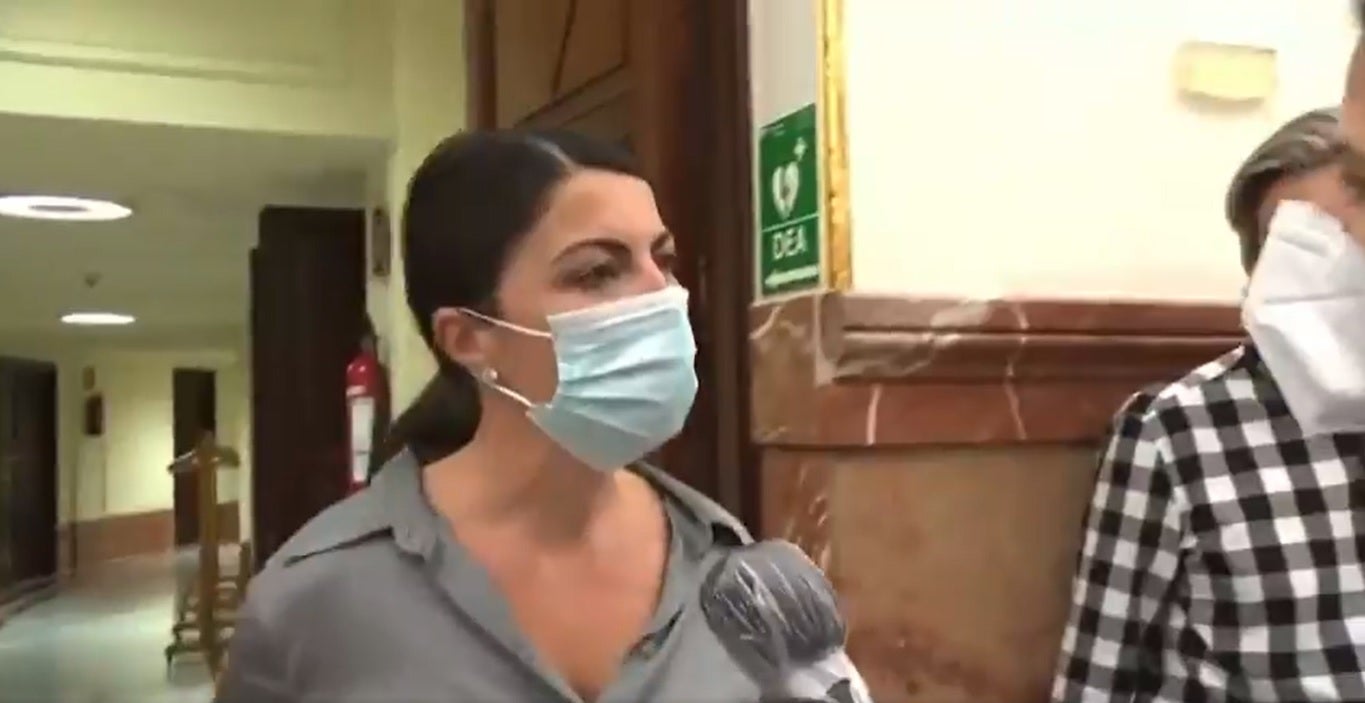 El tenso momento entre Macarena Olona y una periodista en el Congreso El tenso momento entre Macarena Olona y una periodista en el Congreso