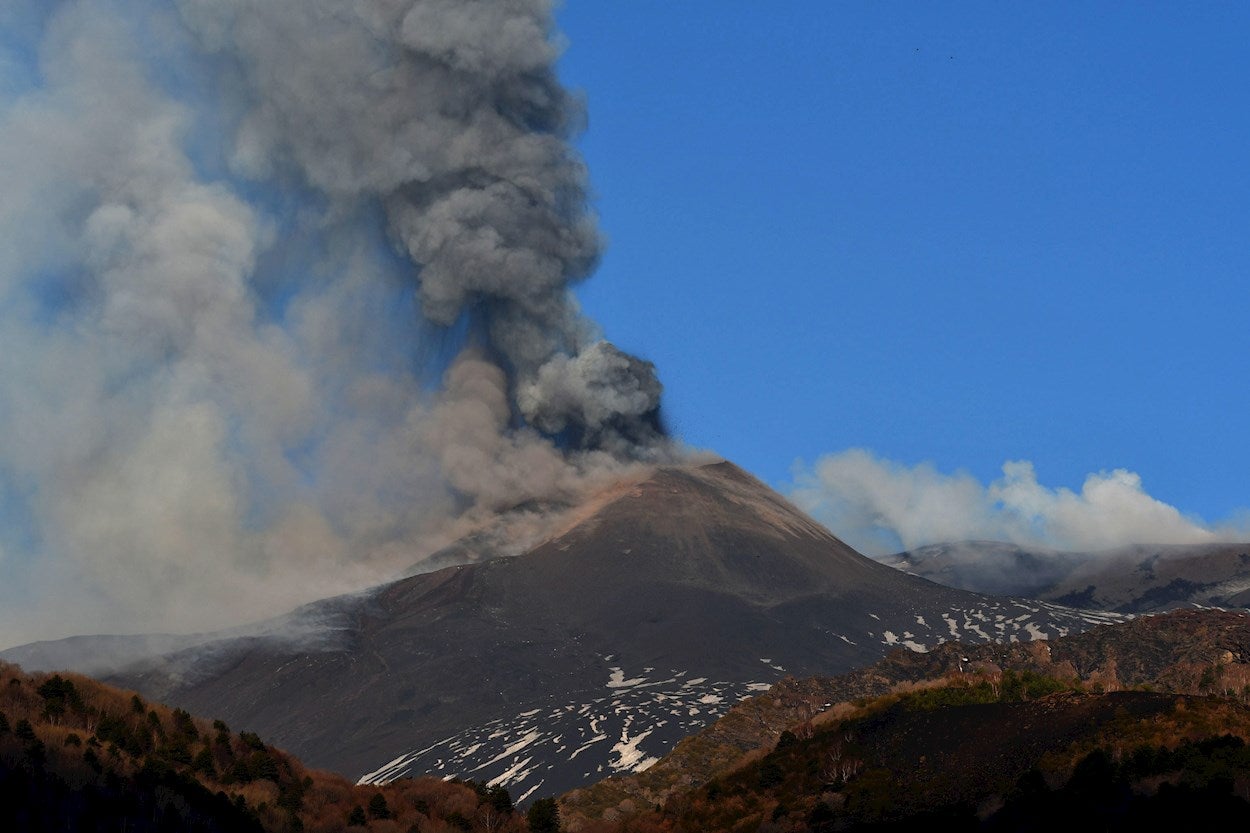 El volcán Etna vuelve a entrar en erupción El volcán Etna vuelve a entrar en erupción