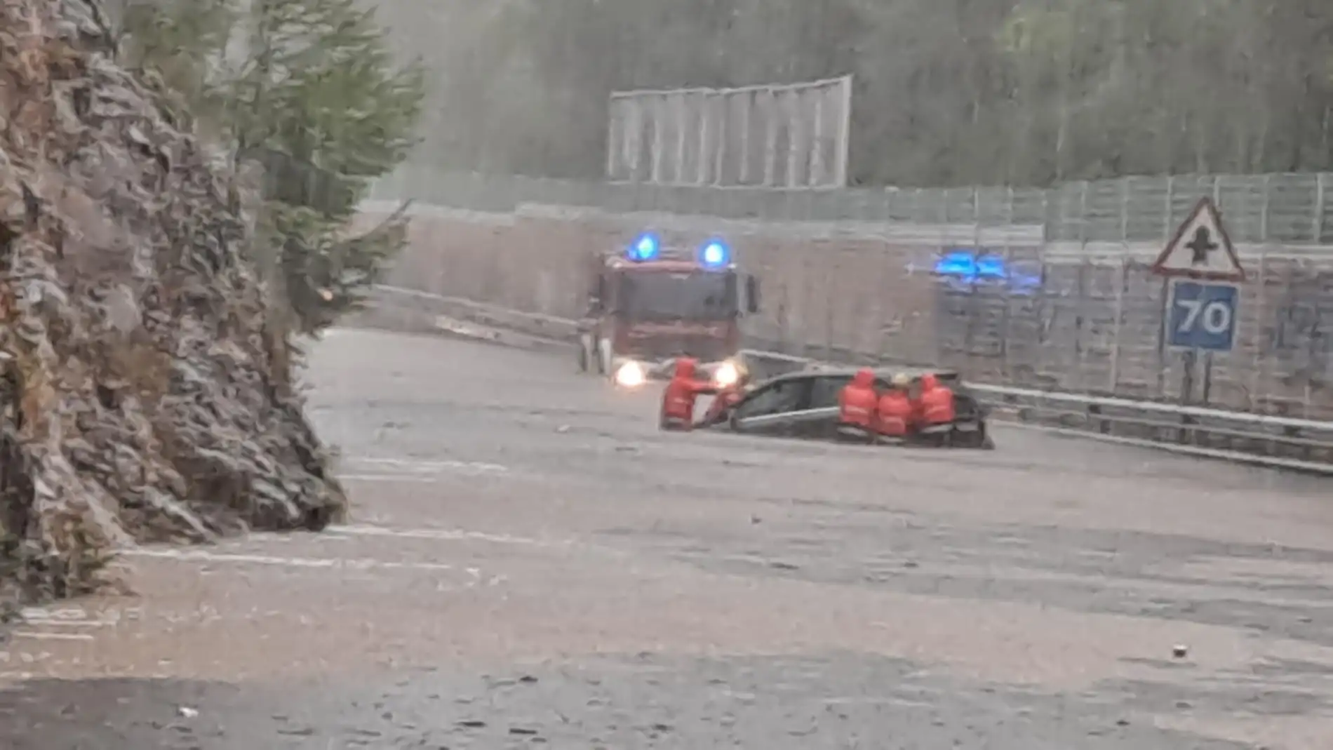 Los bomberos de Mallorca auxilian al conductor de un vehículo que se ha visto afectado por las inundaciones en el Puerto de Alcúdia