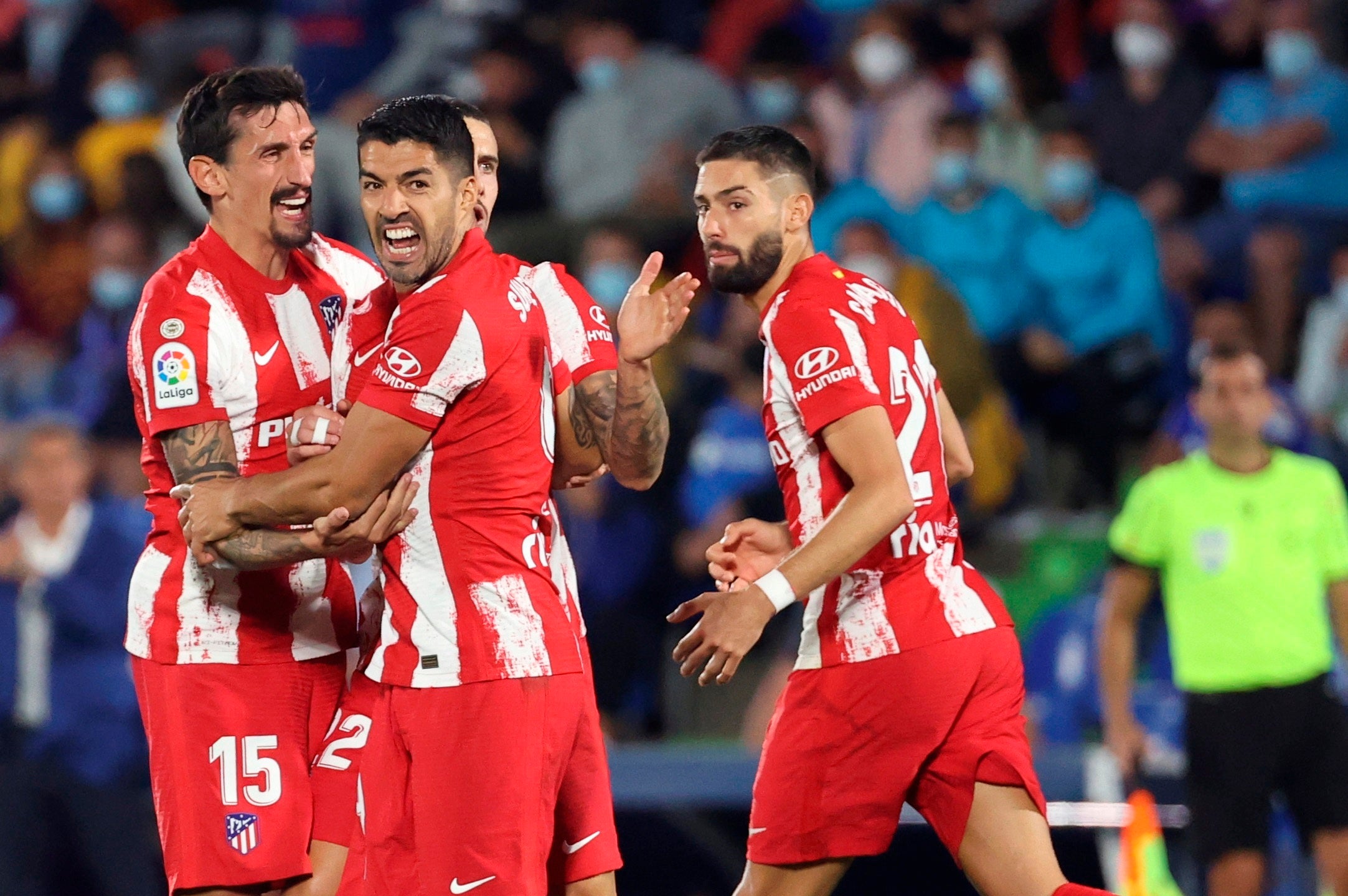 Luis Suárez firma un doblete para remontar ante el Getafe Luis Suárez firma un doblete para remontar ante el Getafe