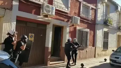 Policías entrando en la vivienda Policías entrando en la vivienda