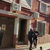 Policías entrando en la vivienda
