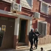 Policías entrando en la vivienda Policías entrando en la vivienda