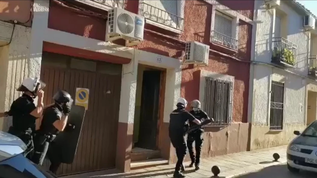 Policías entrando en la vivienda Policías entrando en la vivienda