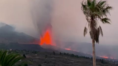 El volc&aacute;n de La Palma contin&uacute;a devorando todo lo que tiene delante / Gustavo de Dios