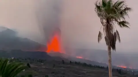El volcán de La Palma continúa devorando todo lo que tiene delante / Gustavo de Dios El volcán de La Palma continúa devorando todo lo que tiene delante / Gustavo de Dios