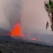 El volcán de La Palma continúa devorando todo lo que tiene delante / Gustavo de Dios