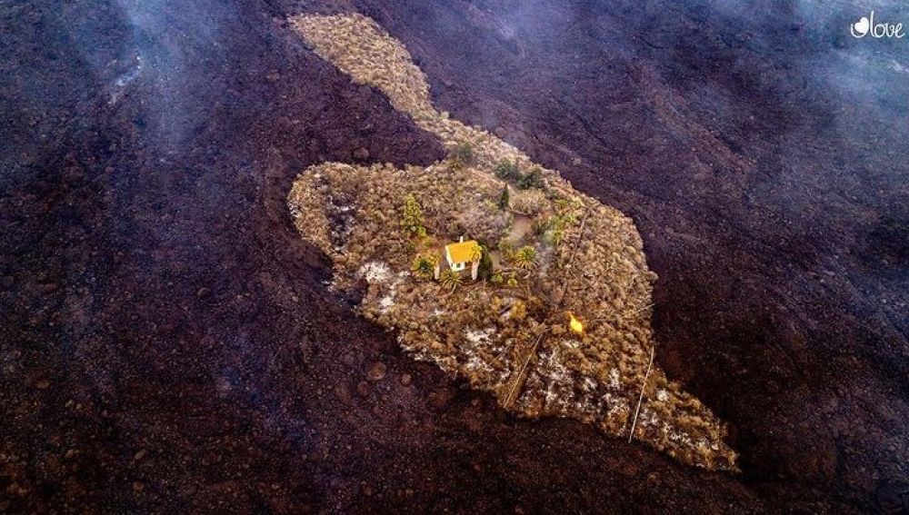 La imagen de una vivienda que se ha salvado de la lava del volcán de Cumbre Vieja