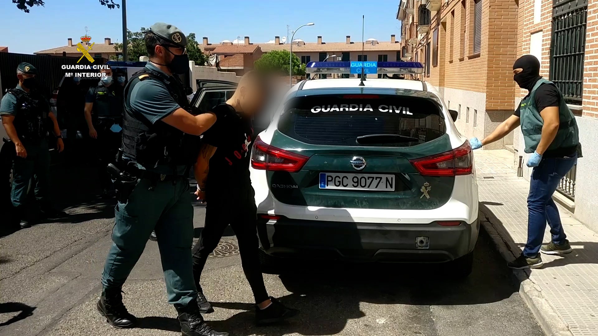 La Guardia Civil detiene a cinco personas por cometer al menos 44 delitos de robos con gran violencia en la comarca de Torrijos La Guardia Civil detiene a cinco personas por cometer al menos 44 delitos de robos con gran violencia en la comarca de Torrijos