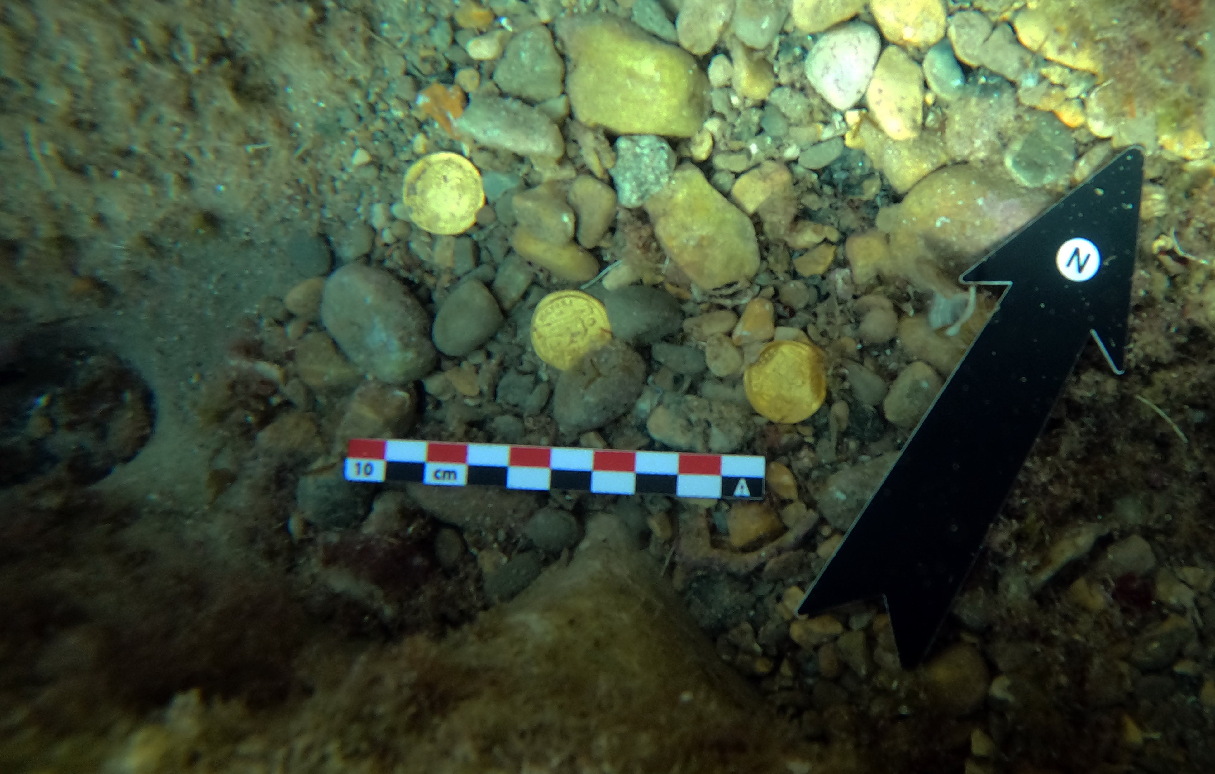 Hallan 53 monedas de oro de los siglos IV y V en el fondo marino del Portitxol de Xàbia Hallan 53 monedas de oro de los siglos IV y V en el fondo marino del Portitxol de Xàbia