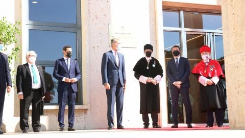 Rey Don Felipe junto al rector y autoridades